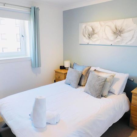 Beautiful 3 Bedroom Apt, Mins From Glasgow Airport, M8 & Sec Paisley Dış mekan fotoğraf