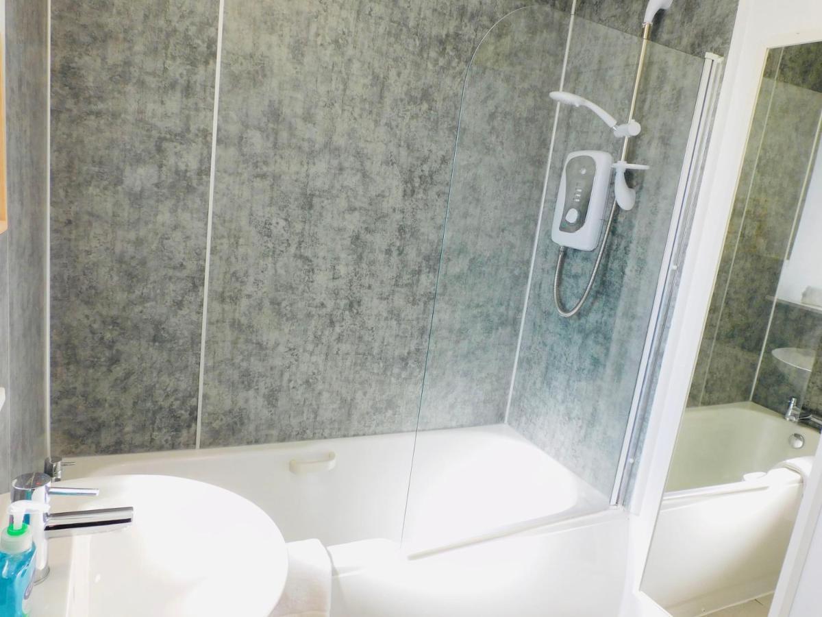 Beautiful 3 Bedroom Apt, Mins From Glasgow Airport, M8 & Sec Paisley Dış mekan fotoğraf