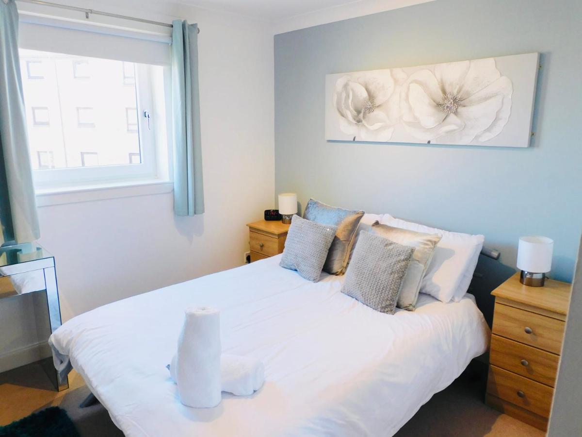 Beautiful 3 Bedroom Apt, Mins From Glasgow Airport, M8 & Sec Paisley Dış mekan fotoğraf